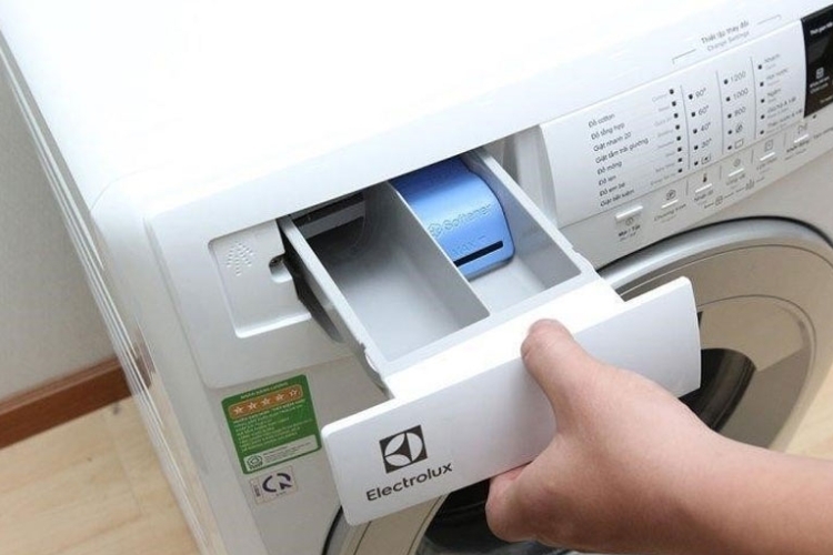 Vệ sinh hộp chứa chất giặt và nước xả