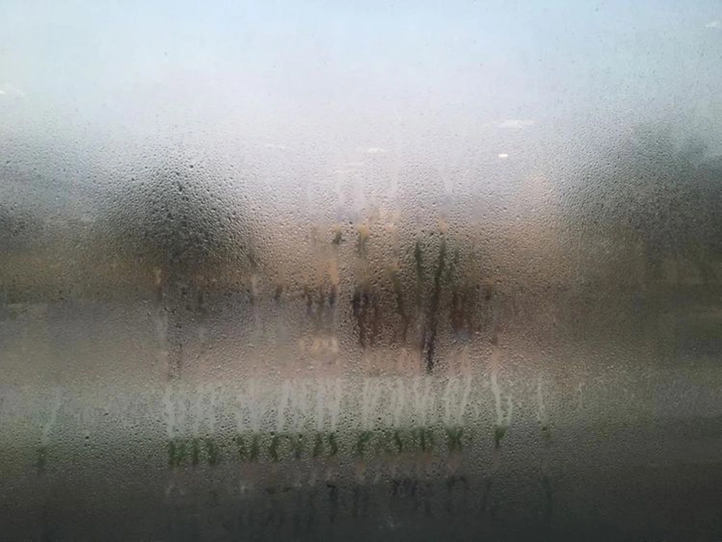 Khi trời nồm sẽ xuất hiện hơi nước ở cửa kính