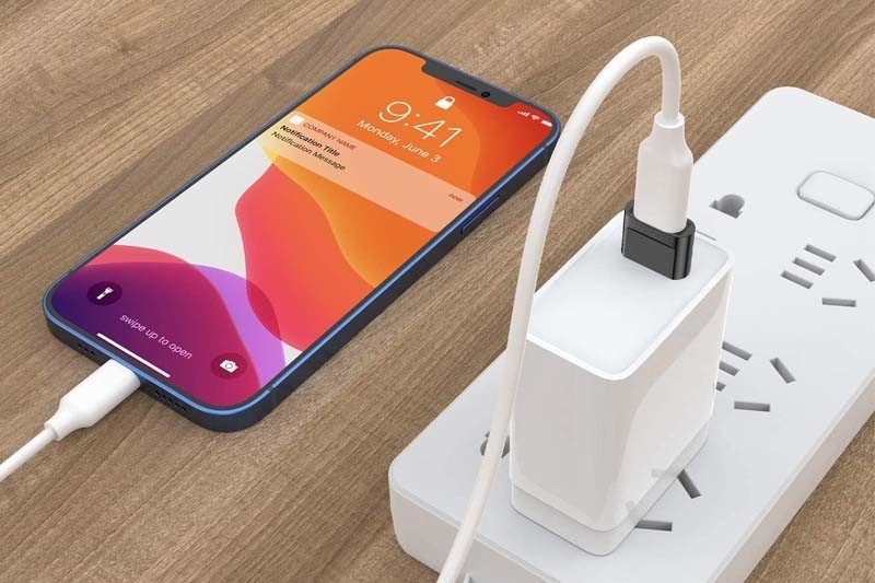 Reset iPhone bằng cách cắm vào nguồn điện