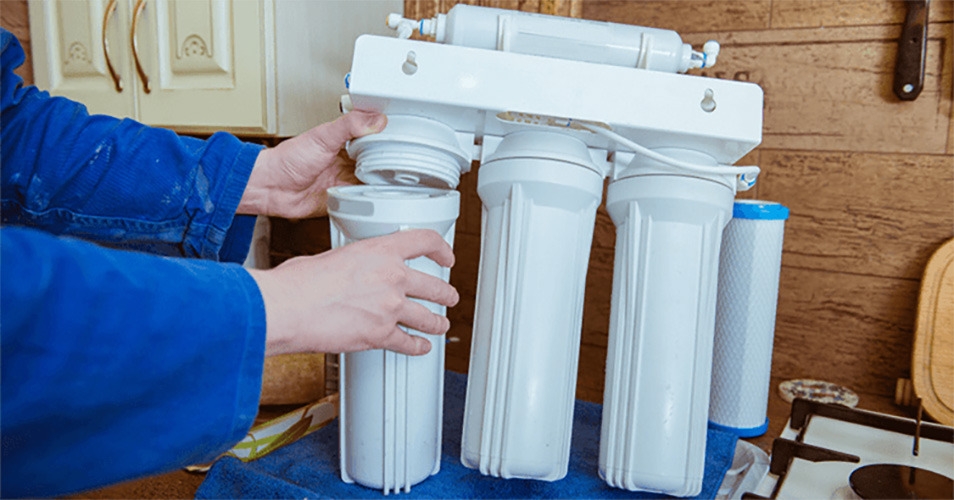 Thay mới các lõi lọc để khắc phục tình trạng không tích nước ở bình áp