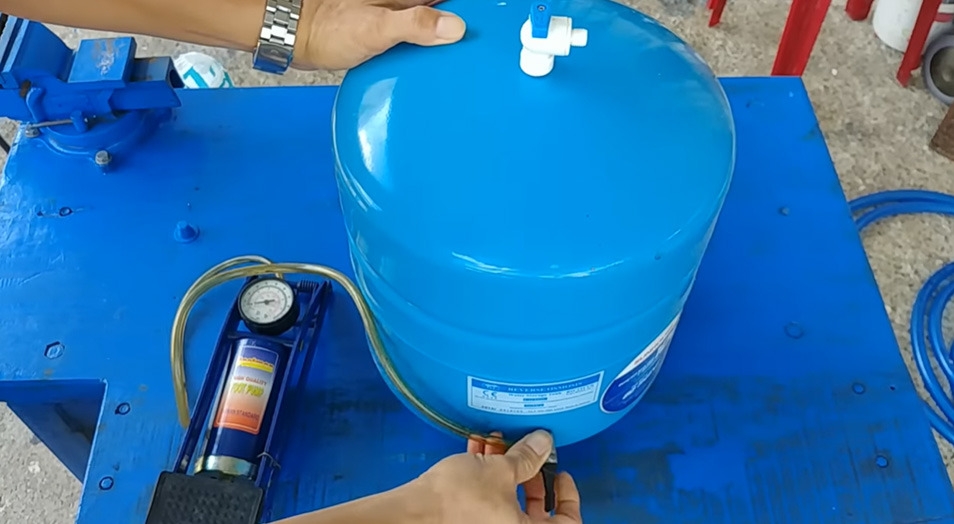 Bơm hơi cho bình áp giúp sửa bình áp máy lọc nước bị yếu