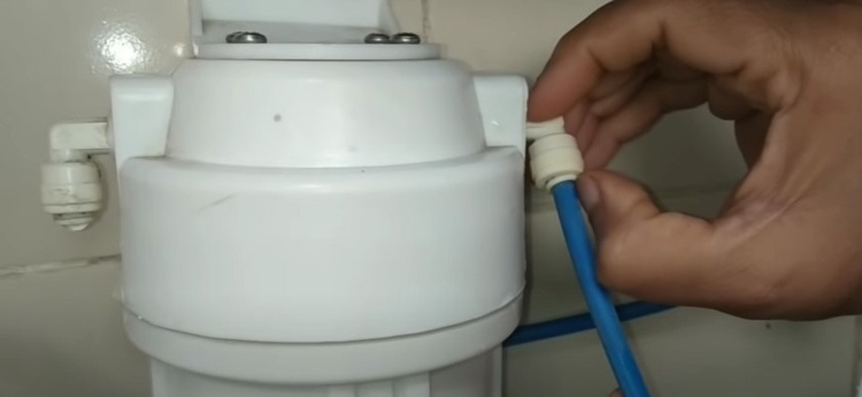 Tháo dây nối cốc lọc cẩn thận