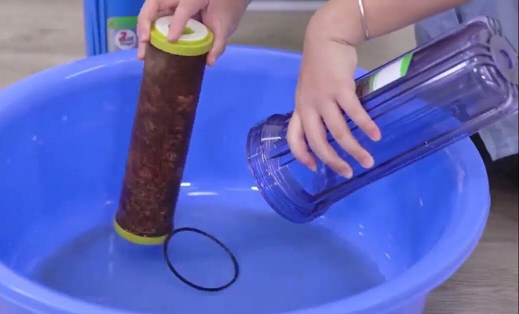 Rửa và lau khô cốc lọc