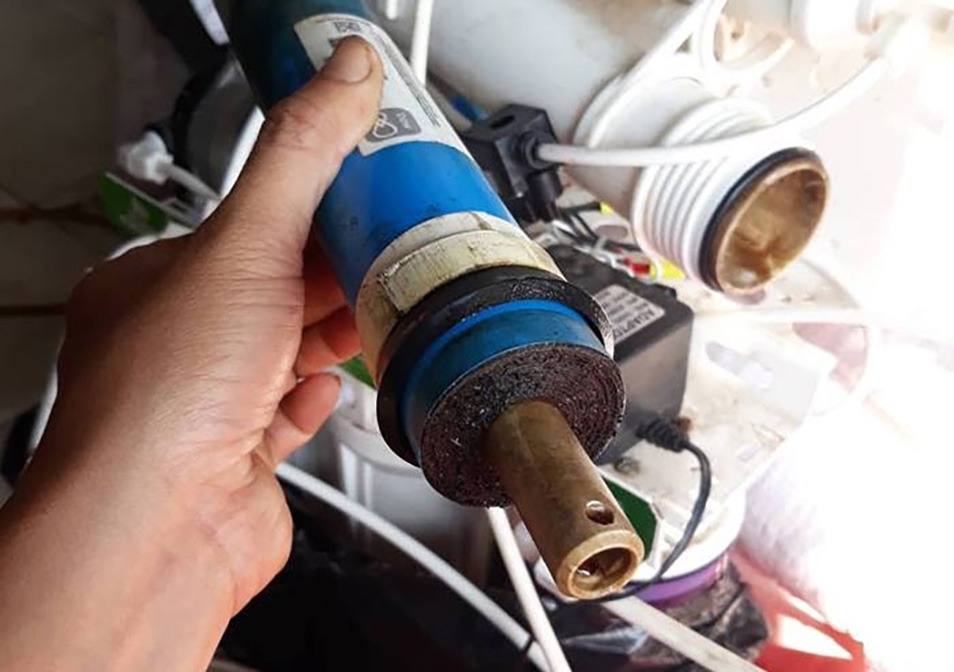 Làm bong các vết bẩn bằng cách gõ nhẹ vào đầu màng lọc RO