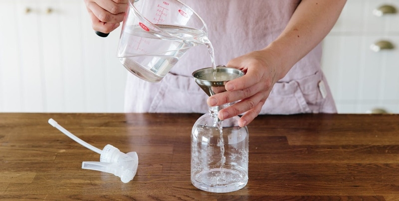 Sử dụng giấm ăn và nước theo tỷ lệ phù hợp để loại bỏ các vết bẩn