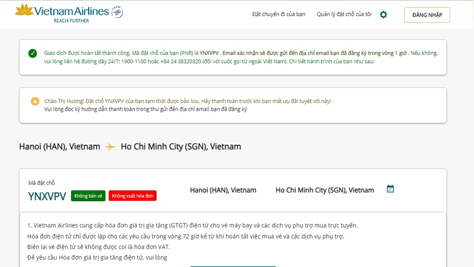 Hành khách chờ xác nhận đặt vé máy bay Vietnam Airlines thành công qua email.