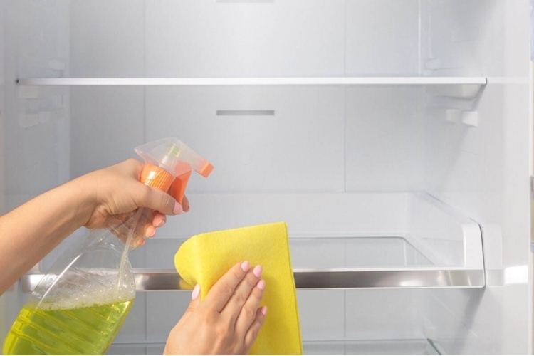 Rửa sạch các ngăn chứa để khử mùi thịt thối trong tủ lạnh