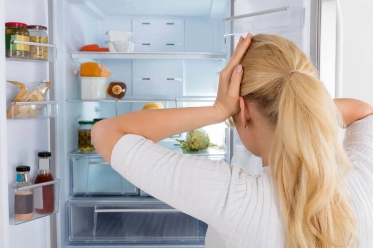 Sắp xếp thức ăn vào trong tủ lạnh và khởi động lại