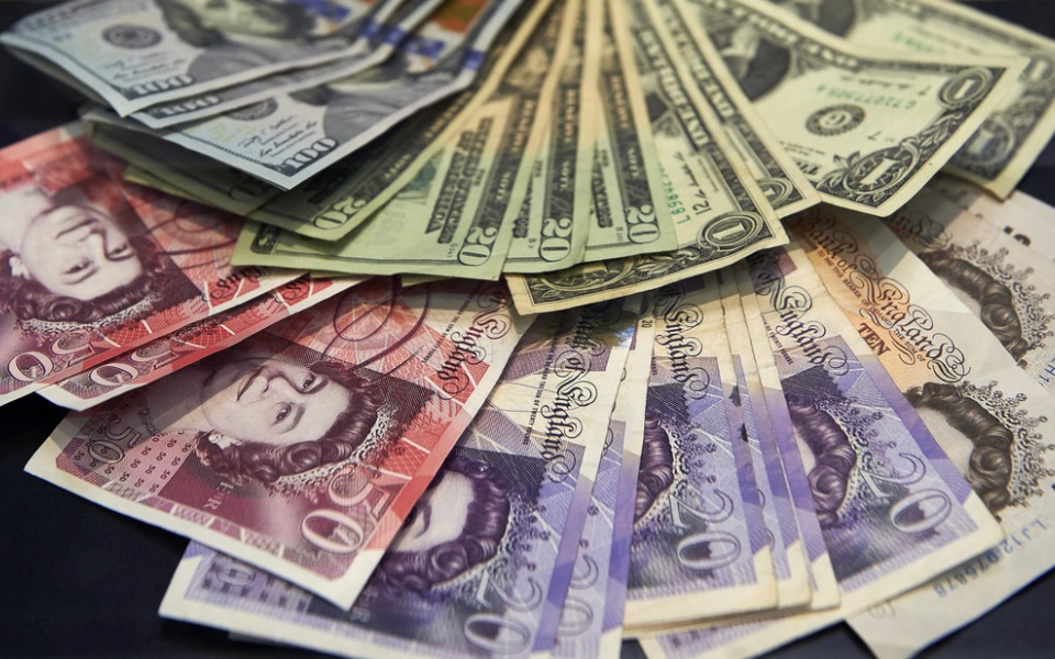 Đổi ngoại tệ là trao đổi giữa hai loại tiền tệ khác nhau