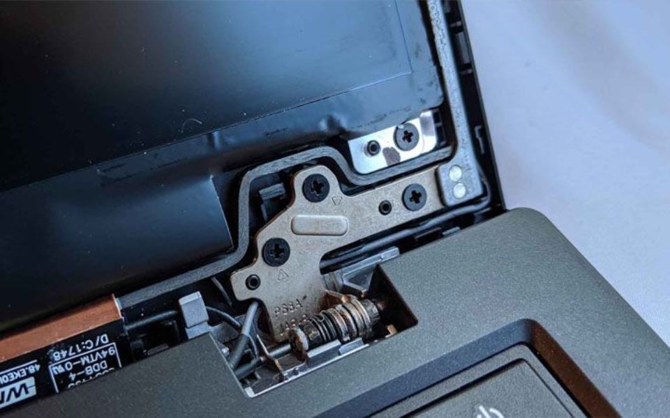 Bản lề laptop bị lỏng do nhiều nguyên nhân