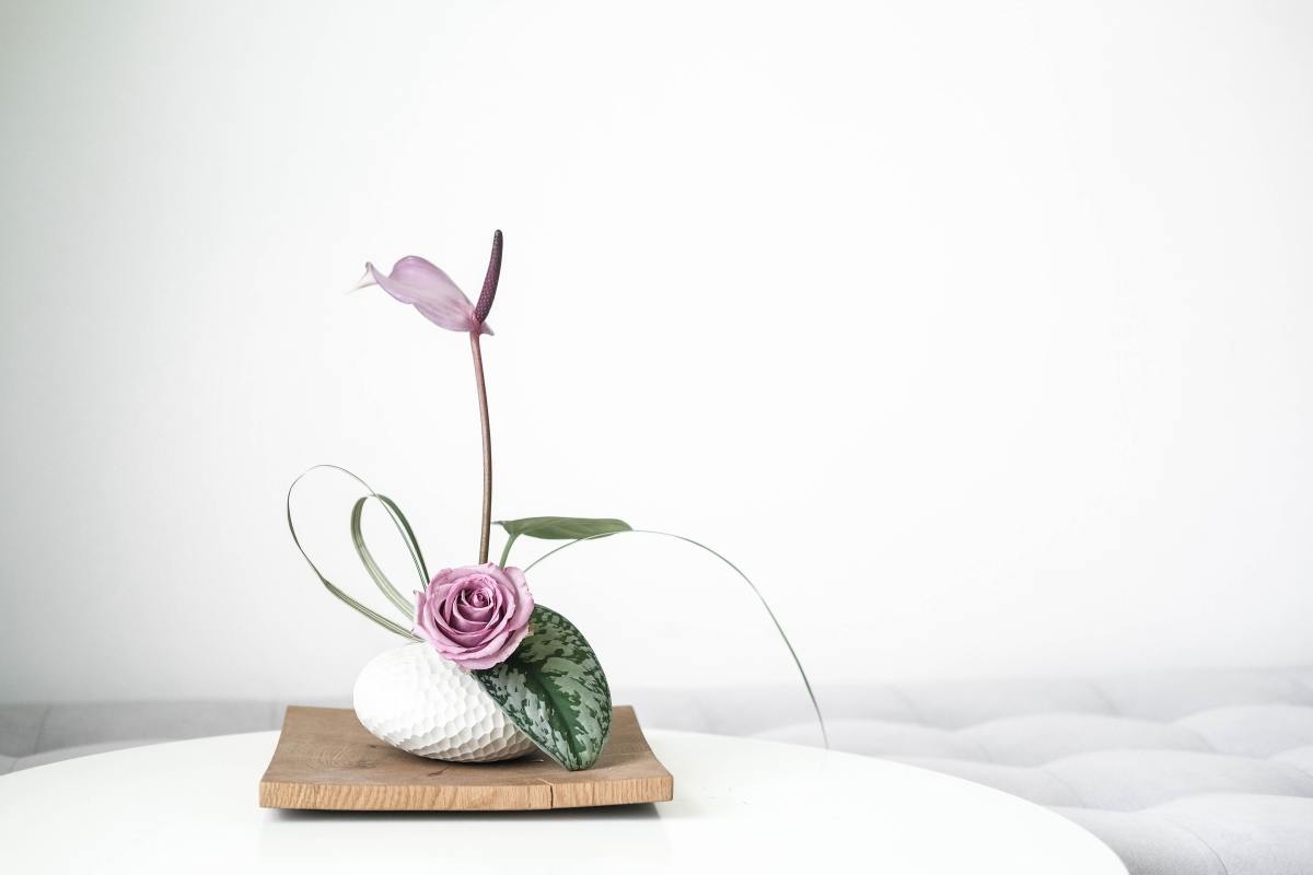 Ikebana kết hợp giữa lá và hoa, cành