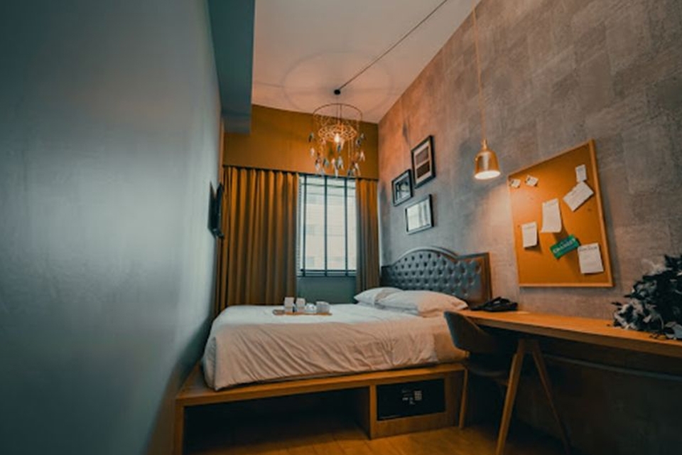 Có quá nhiều đồ vật, thiết bị tỏa nhiệt trong phòng khiến phòng ngủ bị hầm nóng