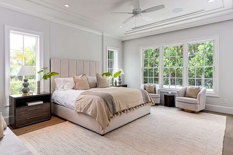 Tắt các thiết bị điện, điện tử không cần thiết và tận dụng ánh sáng tự nhiên