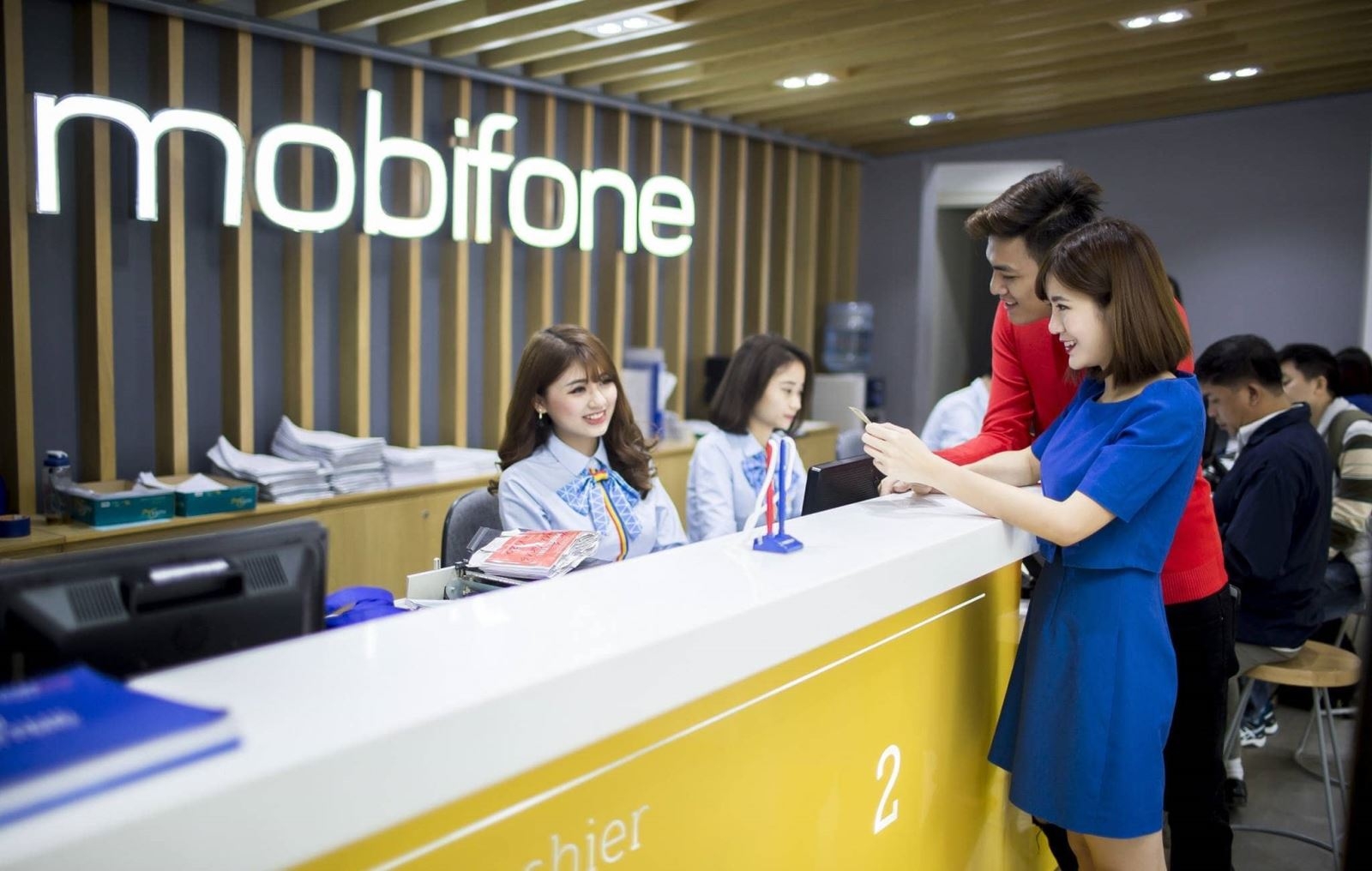 Đến cửa hàng MobiFone để đăng ký các gói cước trả sau