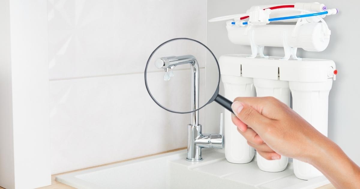 Máy lọc nước ra nhỏ giọt do vòi nước bị kênh