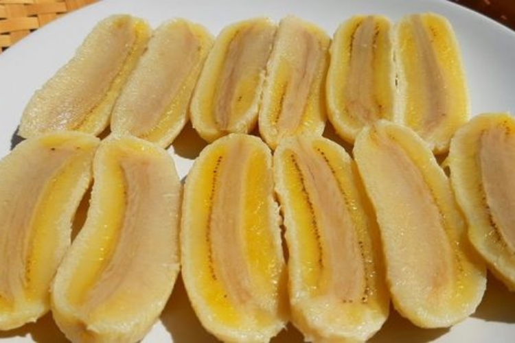 Chuẩn bị chuối, cắt chuối thành lát nhỏ