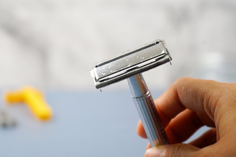 Có được mang dao cạo râu trong hành lý xách tay không