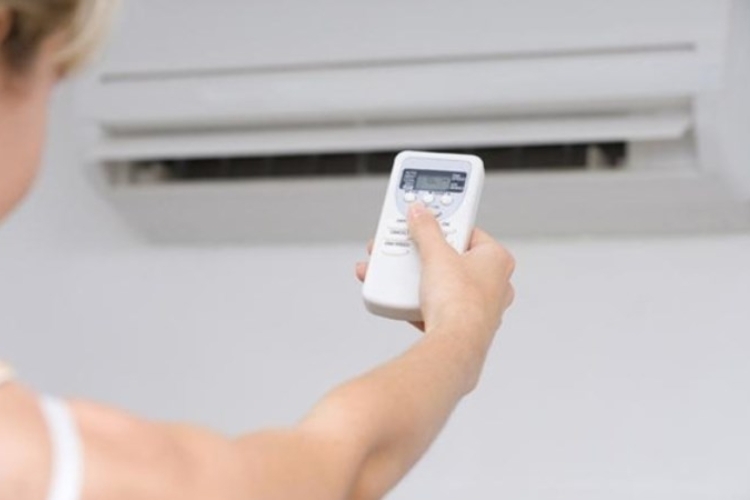 Bật chế độ Fan Mode giúp bên trong máy lạnh được khô thoáng