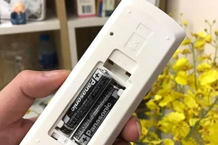 Tháo pin ra khỏi điều khiển