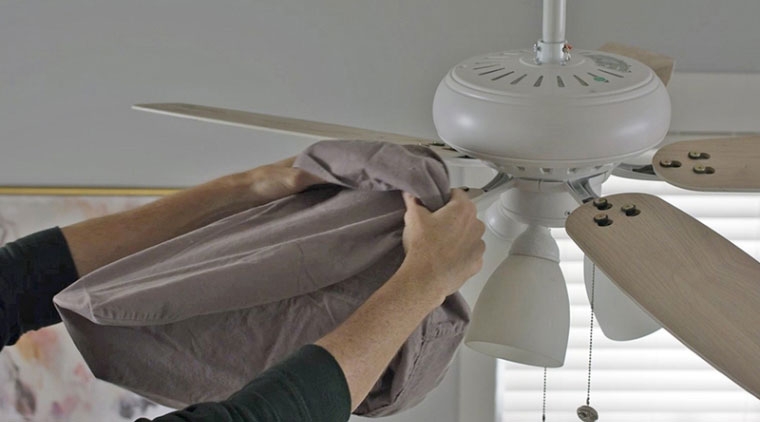Cách vệ sinh quạt trần bằng vỏ gối