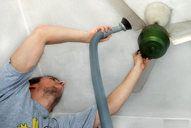 Cách vệ sinh quạt trần bằng máy hút bụi