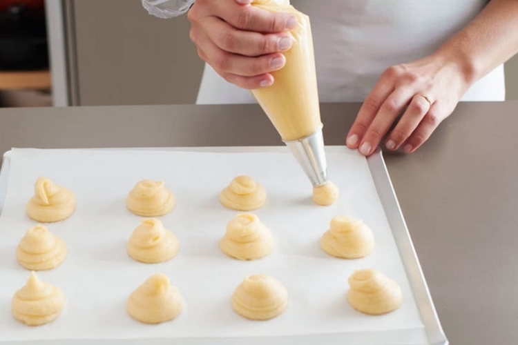 Bơm phần vỏ bánh lên khay nướng đã trải giấy nến