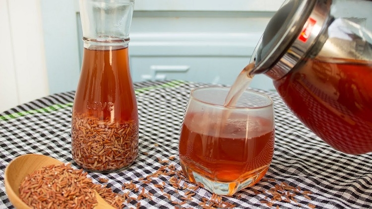 Ly trà gạo lứt thơm ngon