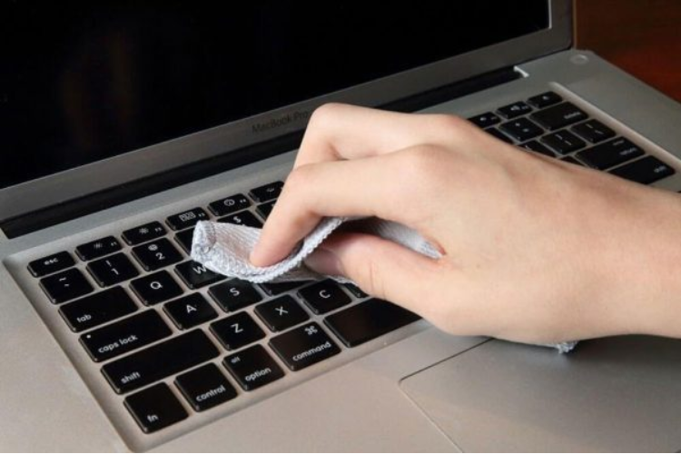 Có nhiều trường hợp làm cho màn hình laptop vô nước