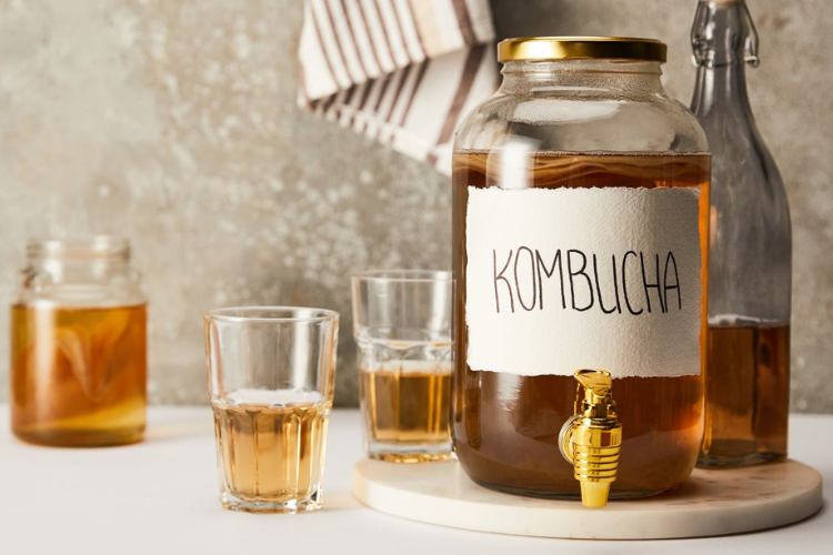 Kombucha là trà lên men, được tạo từ trà xanh hoặc trà đen ủ với nấm men và đường