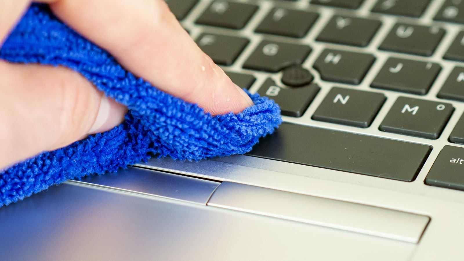 Vệ sinh laptop thường xuyên
