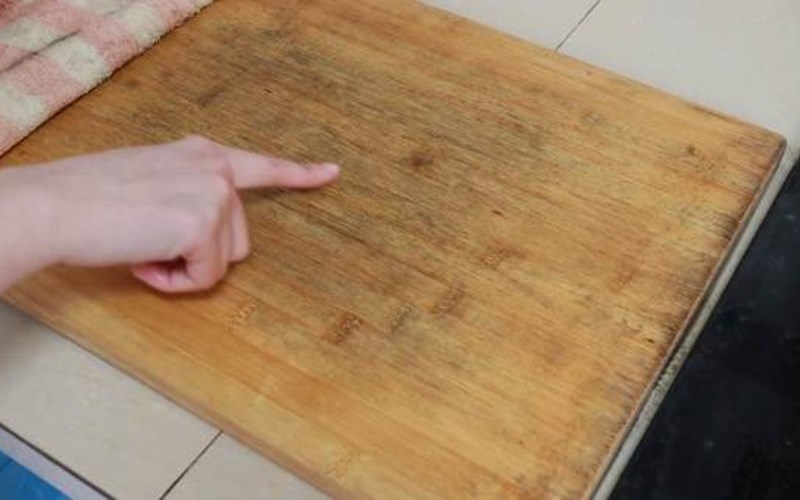 cách làm sạch thớt gỗ bị mốc 1