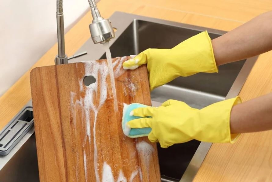 cách làm sạch thớt gỗ bị mốc 2