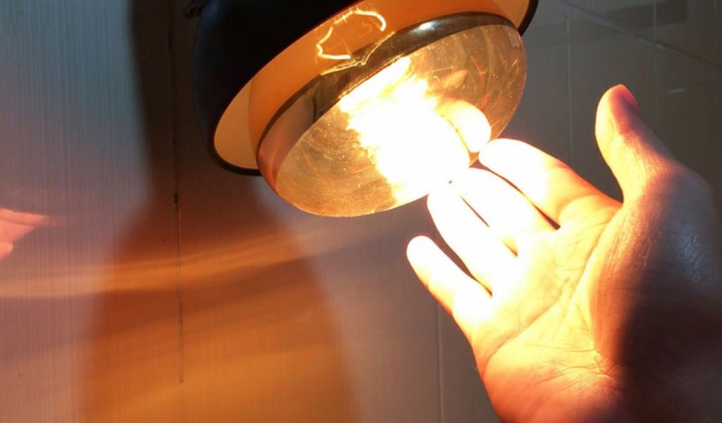 Đèn sưởi hồng ngoại là gì? Ưu điểm nổi bật và lưu ý khi sử dụng để đảm bảo an toàn 3