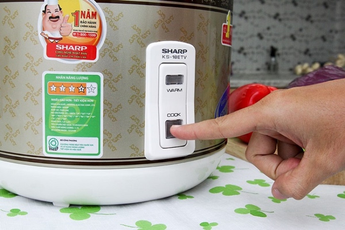 Lưu ý bật nồi cơm về chế độ Cook để nấu chín trân châu