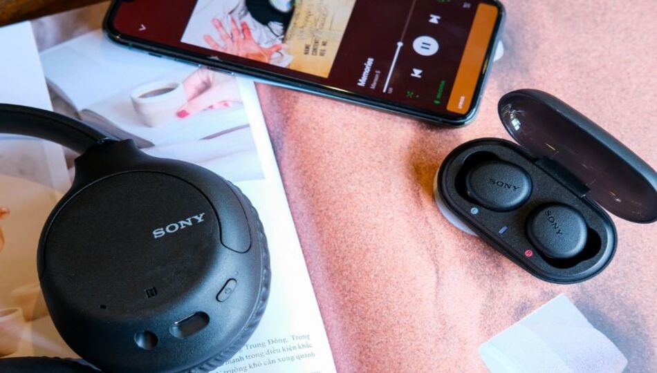 Kiểm tra tai nghe bluetooth Sony chính hãng nhờ vào logo và thương hiệu