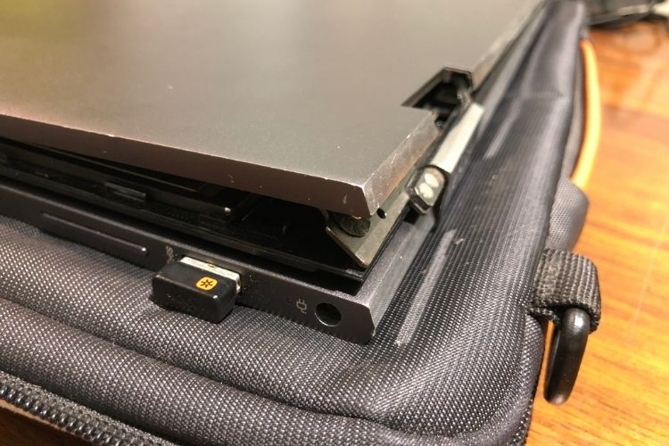 viền màn hình laptop bị hở (hình 2)