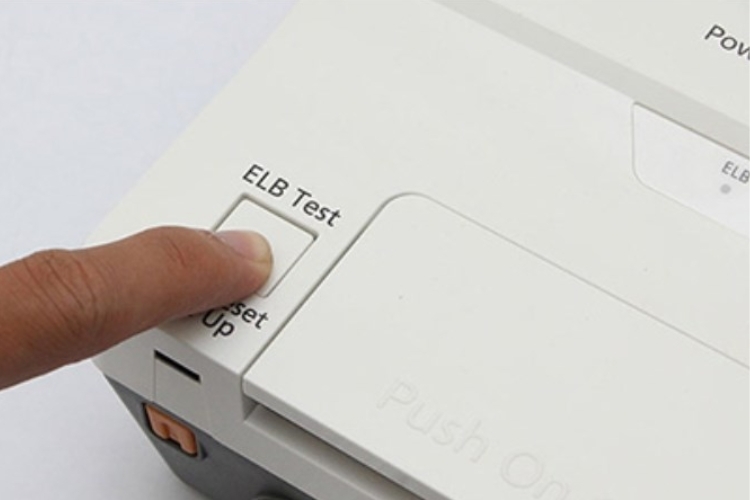 Bạn nhấn nút ELB TEST để kiểm tra chế động chống giật