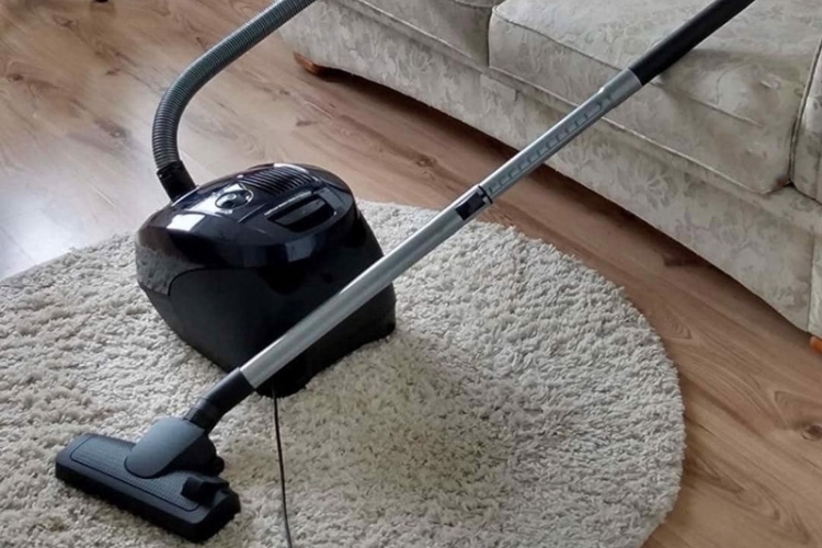 Máy hút bụi có đời đã quá cũ