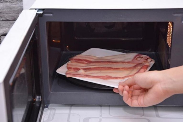 Có nên dùng lò vi sóng rã đông thịt