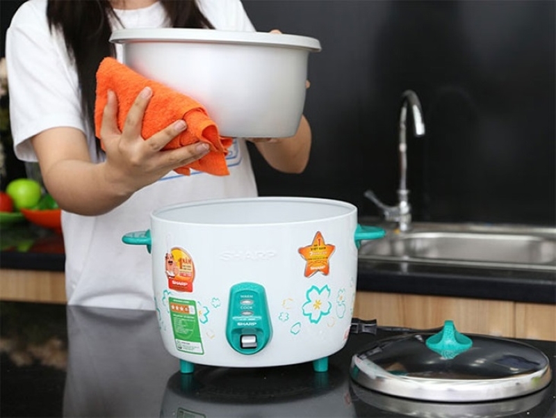 Đáy nồi bị ướt khi nấu cơm