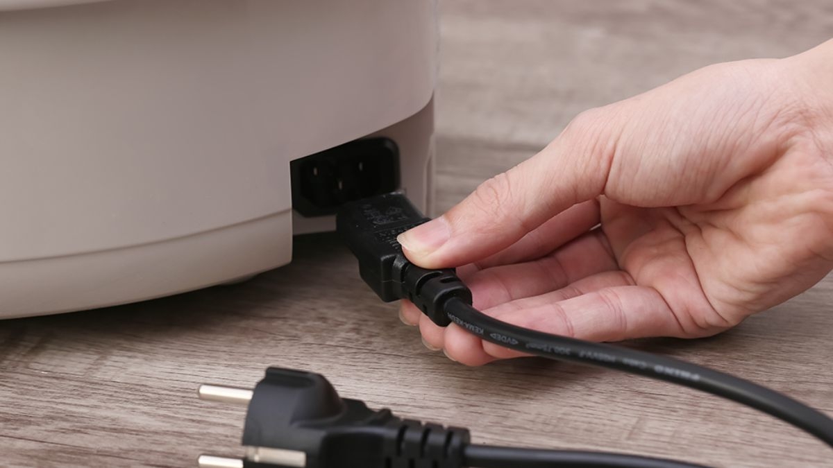 Sử dụng nguồn điện không phù hợp với nồi