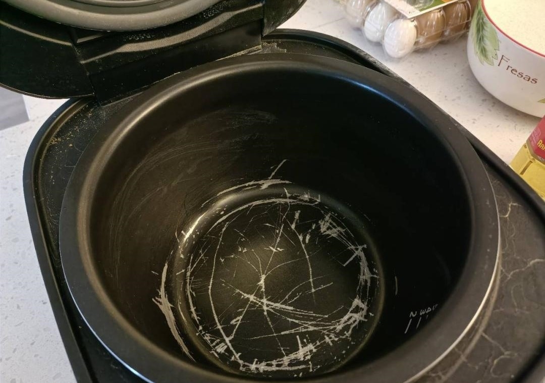 Chà xát bằng những vật sắc, nhọn khiền nồi bị trầy xước