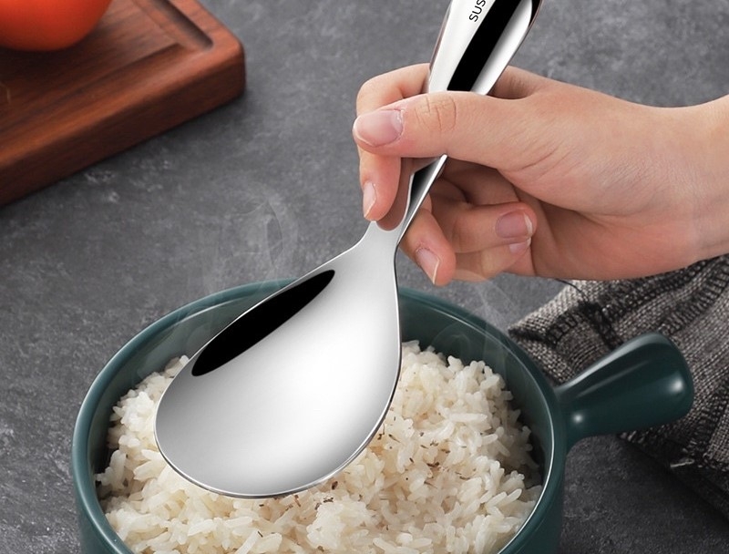 Không nên dùng vật dụng kim loại xới cơm