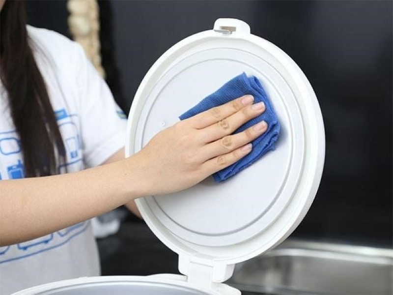 Không vệ sinh khiến nồi cơm điện bị hư