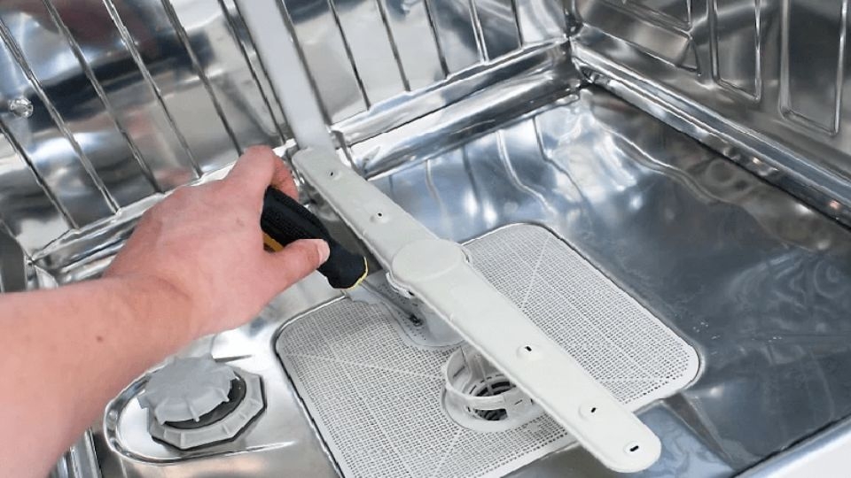 Vệ sinh cánh tay phun