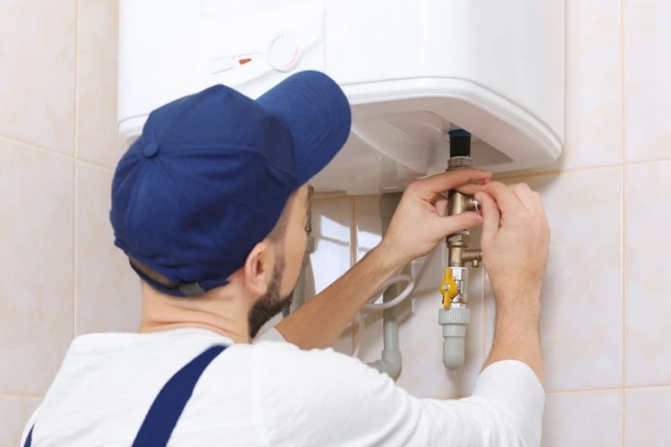 Kiểm tra định kỳ nguồn điện và các bộ phận máy nước nóng.
