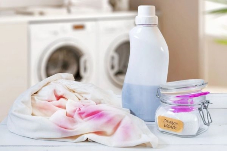 Hướng dẫn chi tiết cách tẩy áo trắng bị lem màu từ áo khác an toàn và hiệu quả - hình 5