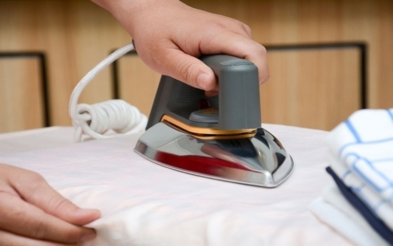 Cách điều chỉnh nhiệt độ bàn ủi khô và bàn ủi hơi nước cụ thể cho từng loại 3