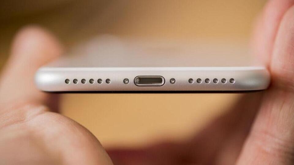 Lỗ loa và mic của iPhone