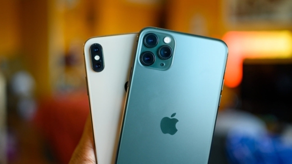 Micro và đèn flash cạnh mắt camera